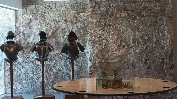 Blick durch den Ausstellungsraum mit Ritterrüstungen.