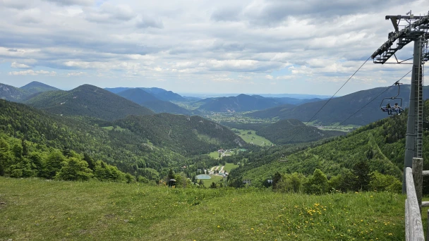 Blick auf die Schneeberg Sesselbahn und das Bergpanorama.