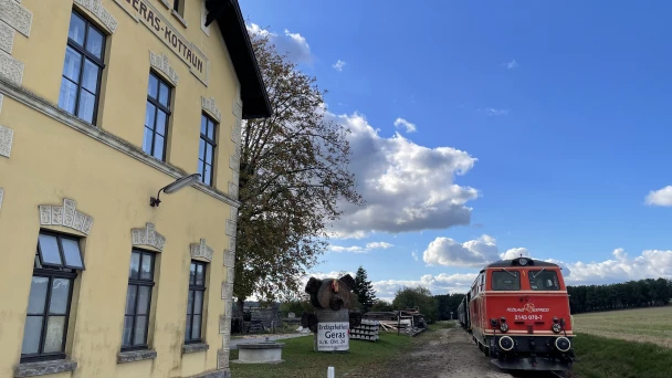 Blick auf die Lok und den Bahnhof Geras.