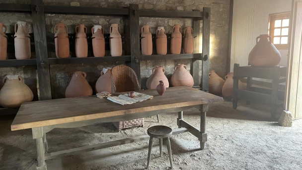Töpfe und Vasen aus Ton in einem Gebäude der Römerstadt Carnuntum.