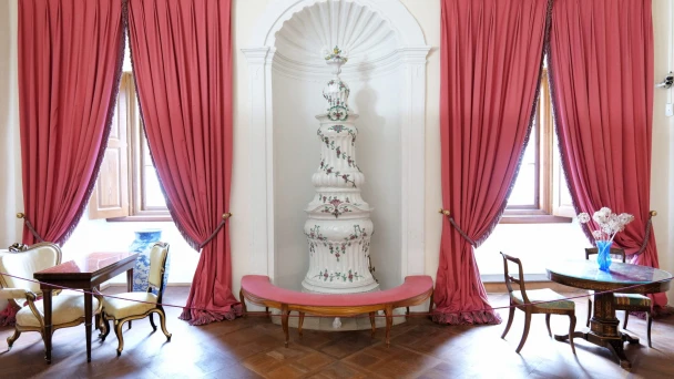 Blick auf den Kamin im Schloss Weitra mit Sitzgelegenheit.