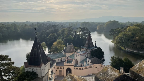 Blick über das Schloss und den Schlosspark Laxenburg.