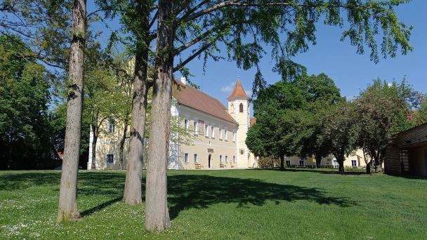 Blick auf den Park des Schubert Schloss Atzenbrugg und das Schloss.