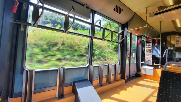 Blick durch den Fahrgastraum der Wachaubahn durch große Fenster.