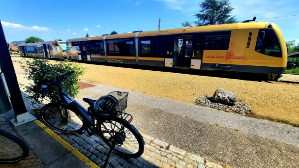 Blick auf die Wachaubahn am Bahnhof.