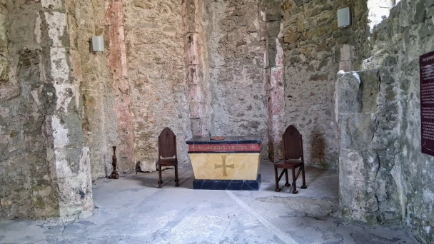Altar mit Sesseln in der ehemaligen Kapelle der Araburg.