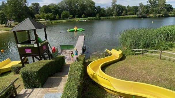 Blick auf die Wasserrutsche im Tullner Aubad.