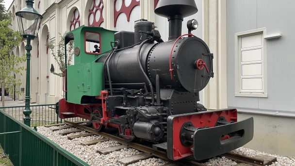 Blick auf eine ausgestellte alte Lokomotive vor dem Königreich der Eisenbahnen.