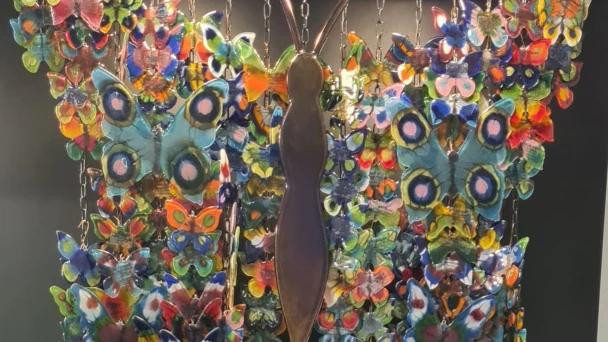Großer bunter Schmetterling bestehend aus vielen kleinen Glasschmetterlingen.