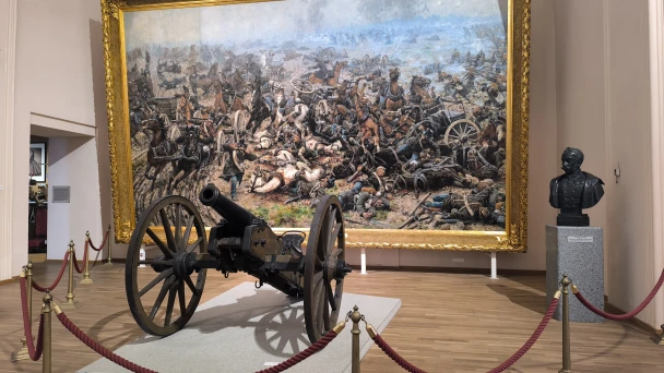 Kanone der Schlacht bei Königgrätz (3. Juli 1866) vor dem Monumentalgemälde des Historienmalers Václav Sochor (1865 - 1935), "Die Batterie der Toten" (1907).